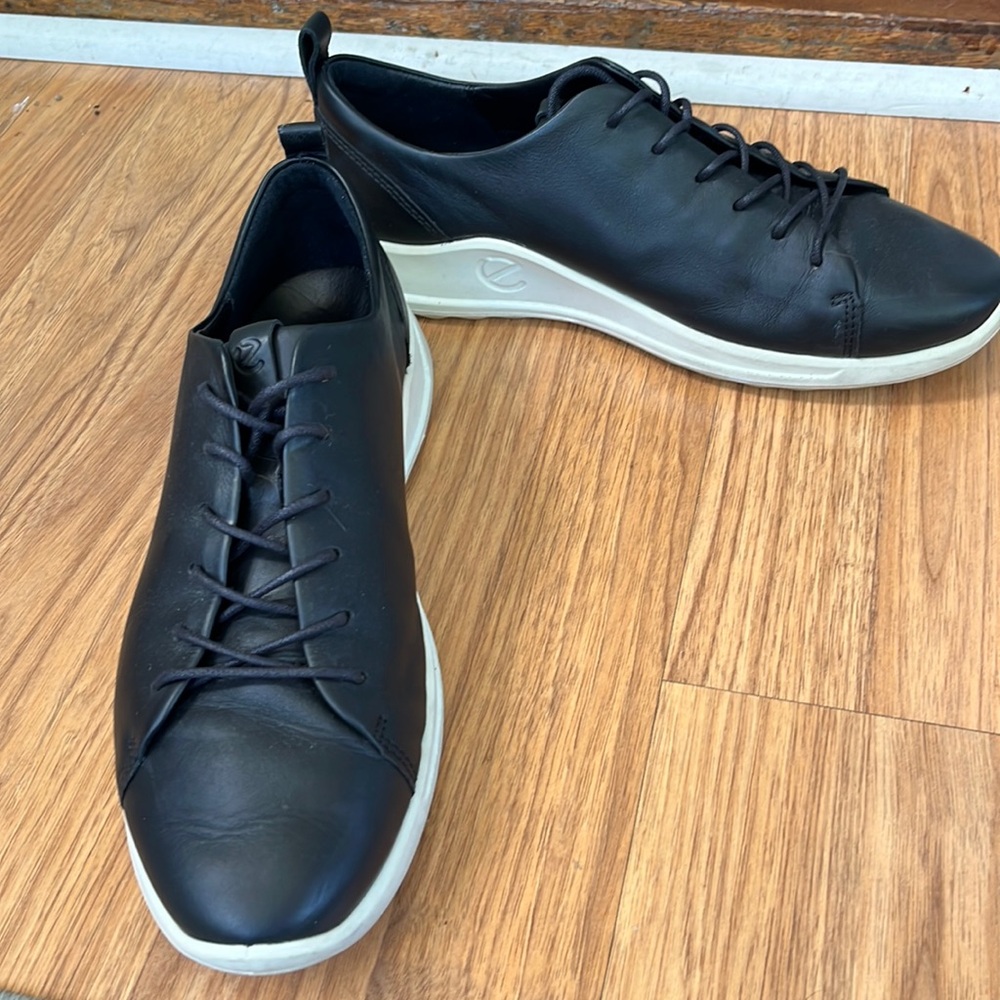 Ecco black pointed soft 8 sneaker size 41 or 10